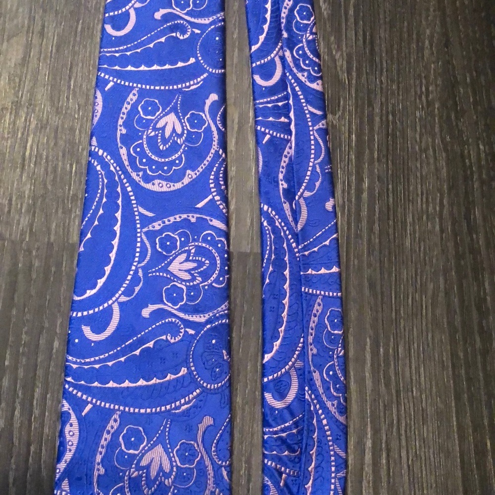 Michael Kors Silk Tie. - Picture 5 of 6